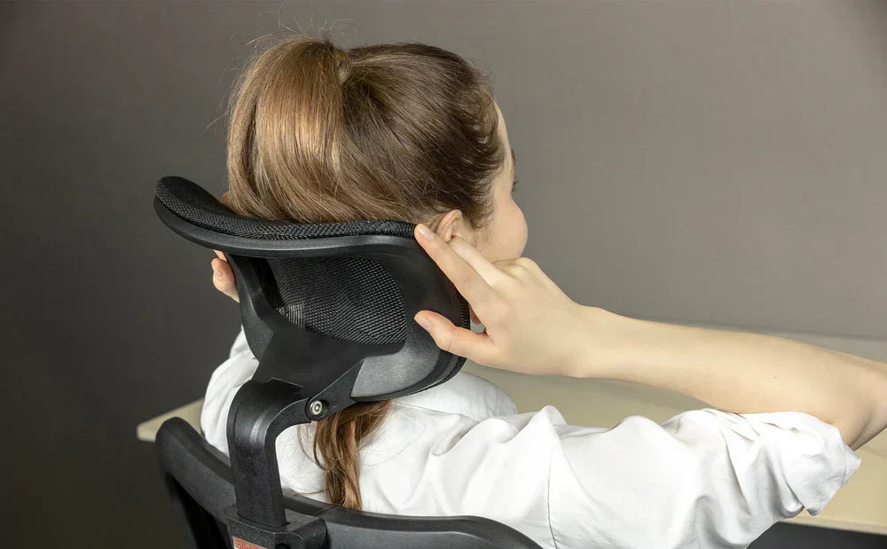 Postura corecta la calculator, cu scaun ergonomic si monitor la nivelul ochilor