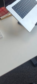 MacBook Pro pe suport ergoliv, birou luminos (negru)