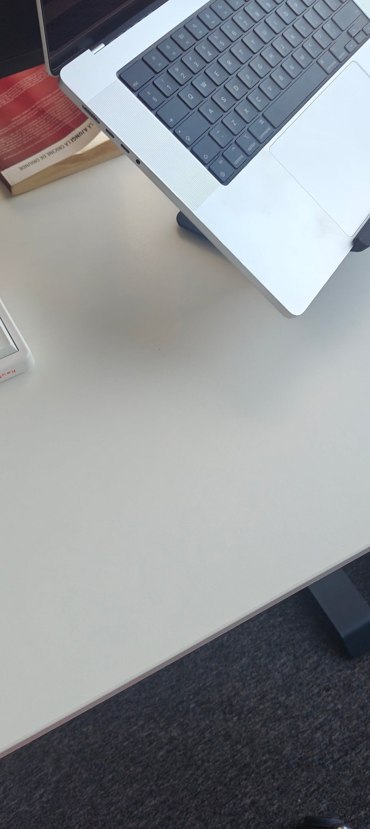 MacBook Pro pe suport ergoliv, birou luminos (negru)