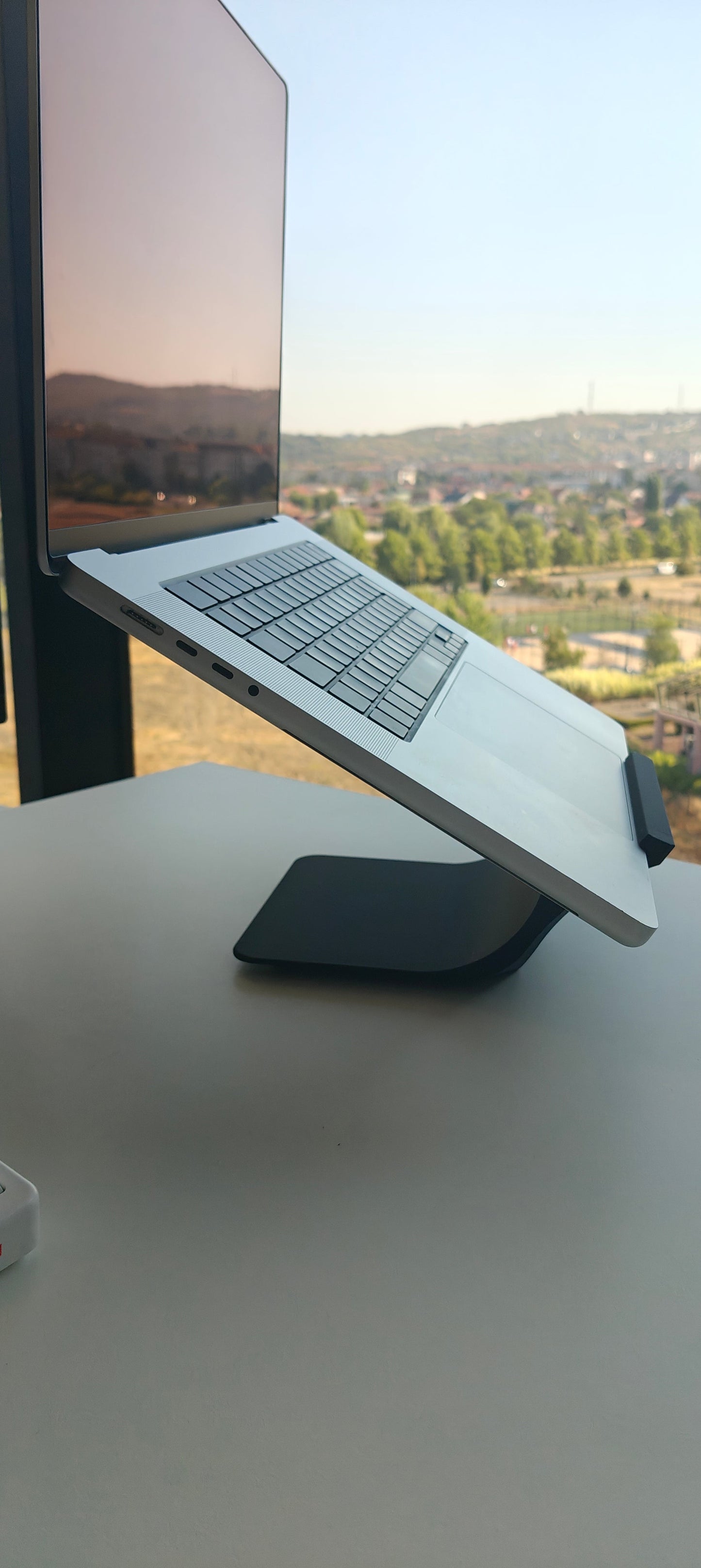 MacBook Pro pe suportul ergonomic ergoliv (negru)