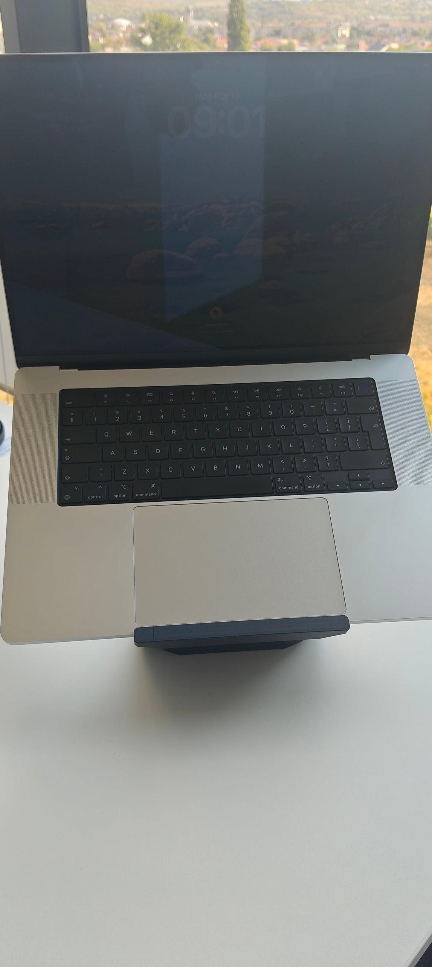 MacBook Pro cu tastatura vizibilă pe suportul ergoliv (negru)