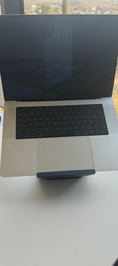 MacBook Pro cu tastatura vizibilă pe suportul ergoliv (negru)