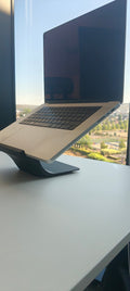 Suport ergonomic MacBook Pro ergoliv, vedere laterală (negru)