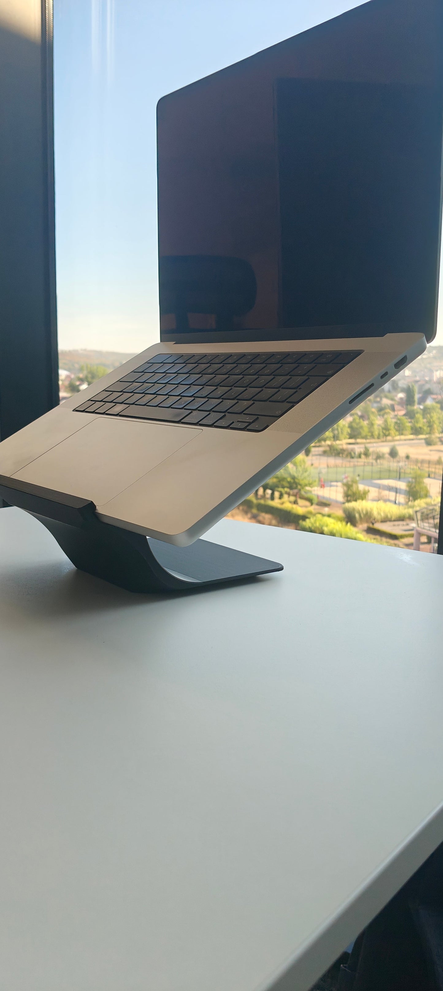 MacBook Pro ridicat la nivelul ochilor pe suportul ergoliv (negru)
