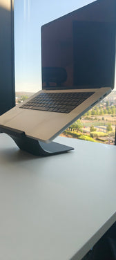 MacBook Pro ridicat la nivelul ochilor pe suportul ergoliv (negru)