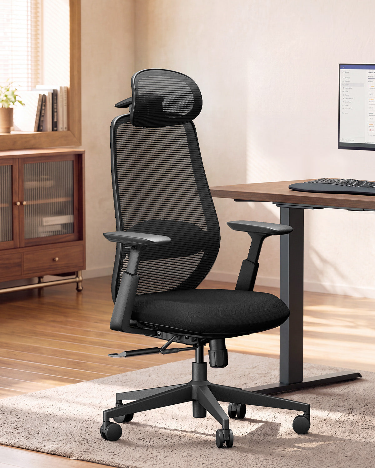 Scaunul ProtoArc EC200 negru, la birou
